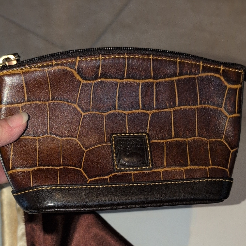 Dooney & Bourke Croc-Embossed Brown Toiletry Bag With A Dusty - Picture 4 of 8